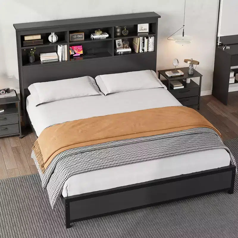 Base letto a piattaforma con testiera libreria a 2 livelli e stazione di ricarica, doghe in metallo resistente, spazio contenitore sotto il letto da 9,6 pollici, nessun box spring necessario